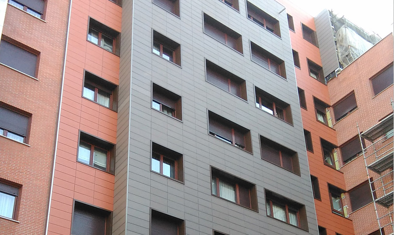 Rehabilitación energética mediante fachada ventilada cerámica y pocelánica en Barakaldo