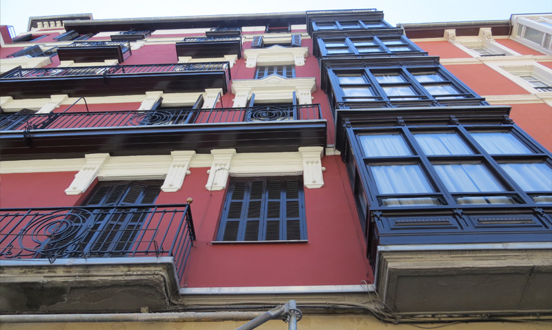Restauración de fachada en la calle Gordóniz de Bilbao