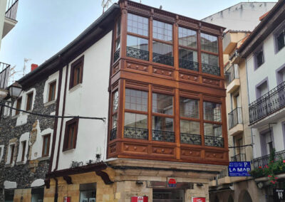 Restauración de fachadas y miradores en La Mar 32, Castro Urdiales