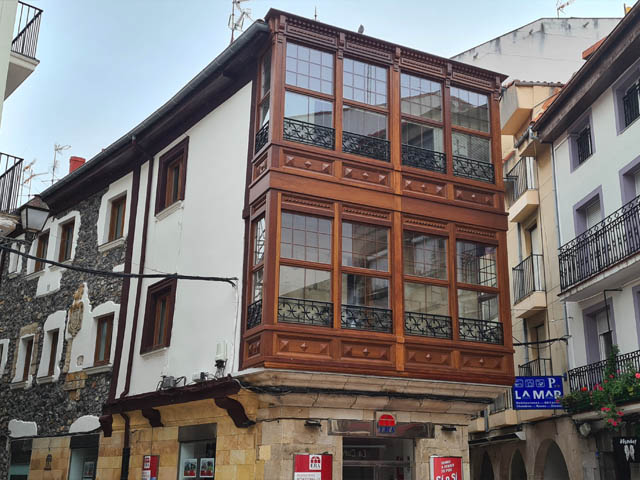 Restauración de fachadas y miradores en La Mar 32, Castro Urdiales